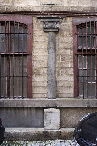 Détail d'une colonne du portique à droite de la deuxième cour. © Yves Sancey / Région Bourgogne-Franche-Comté, Inventaire du patrimoine - 2007