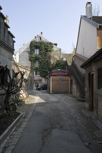Vue d'ensemble du logis secondaire au fond de la deuxième cour. © Yves Sancey / Région Bourgogne-Franche-Comté, Inventaire du patrimoine - 2007