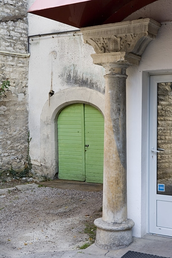 Détail de la colonne à gauche : entrée du logis secondaire au fond de la deuxième cour. © Yves Sancey / Région Bourgogne-Franche-Comté, Inventaire du patrimoine - 2007