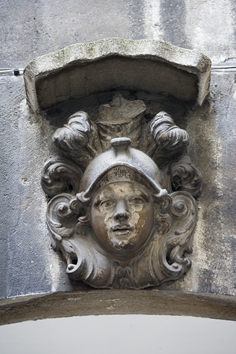 Première cour : détail de la clé d'un arc représentant une tête casquée. © Yves Sancey / Région Bourgogne-Franche-Comté, Inventaire du patrimoine - 2007