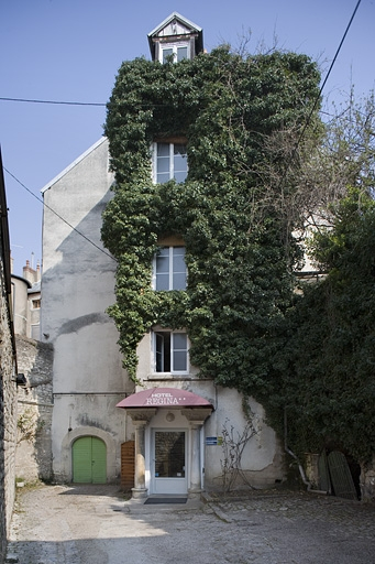 Vue d'ensemble du logis secondaire au fond de la deuxième cour. © Yves Sancey / Région Bourgogne-Franche-Comté, Inventaire du patrimoine - 2007