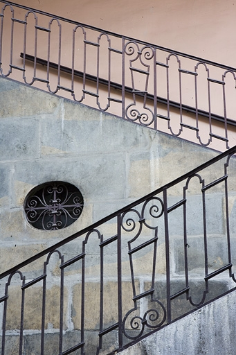 Détail de la rampe de l'escalier à cage ouverte à gauche de la deuxième cour. © Yves Sancey / Région Bourgogne-Franche-Comté, Inventaire du patrimoine - 2007