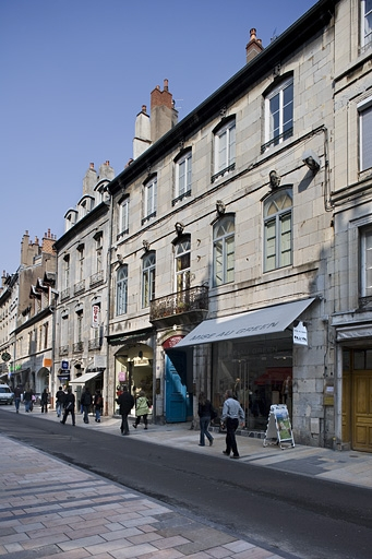 Vue d'ensemble de la façade sur rue : de trois quarts droit. © Yves Sancey / Région Bourgogne-Franche-Comté, Inventaire du patrimoine - 2007