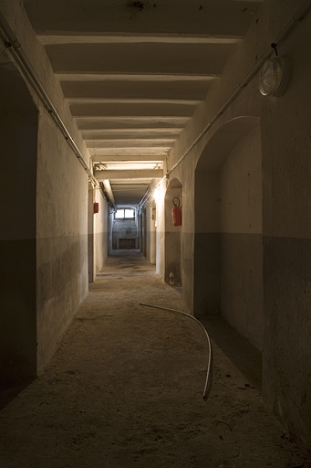 Bâtiment A : sous-sol. Vue du couloir. © Yves Sancey / Région Bourgogne-Franche-Comté, Inventaire du patrimoine - 2007