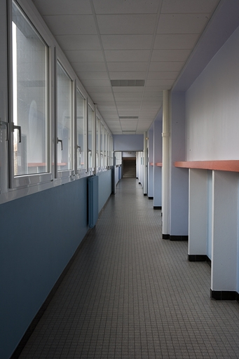 Bâtiment C. Vue couloir. © Yves Sancey / Région Bourgogne-Franche-Comté, Inventaire du patrimoine - 2007