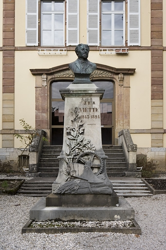 Buste Jules Viette dans l'avant cour du bâtiment A. © Yves Sancey / Région Bourgogne-Franche-Comté, Inventaire du patrimoine - 2007