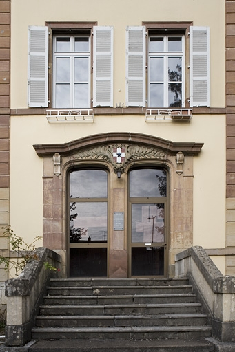 Vue façade antérieure bâtiment A : perron et porte d'entrée. © Yves Sancey / Région Bourgogne-Franche-Comté, Inventaire du patrimoine - 2007