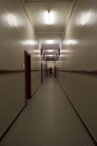 Bâtiment B. Vue couloir. © Yves Sancey / Région Bourgogne-Franche-Comté, Inventaire du patrimoine - 2007