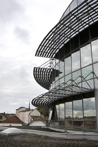 Tour bâtiment D. Détail brise-soleil métalliques. © Yves Sancey / Région Bourgogne-Franche-Comté, Inventaire du patrimoine - 2007
