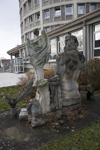 Cour de l'internat. Statue de Vulcain par Janniot. © Yves Sancey / Région Bourgogne-Franche-Comté, Inventaire du patrimoine - 2007