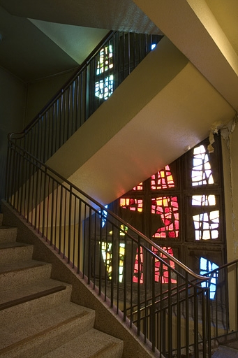 Bâtiment D : internat. Vue vitrail de Robert Pillods dans escalier de secours. © Yves Sancey / Région Bourgogne-Franche-Comté, Inventaire du patrimoine - 2007