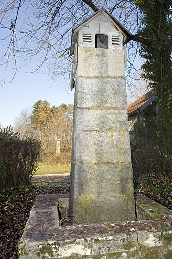 Mire nord de la lunette méridienne : pilier sud (collimateur). © Jérôme Mongreville / Région Bourgogne-Franche-Comté, Inventaire du patrimoine - 2007 Mire nord de la lunette méridienne : pilier sud (collimateur). © Jérôme Mongreville / Région Bourgogne-Franche-Comté, Inventaire du patrimoine - 2007