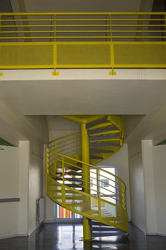 Site récent, bâtiment des salles d'informatique et du pôle bijouterie : escalier en vis et galerie à l'étage en surcroît. © Yves Sancey / Région Bourgogne-Franche-Comté, Inventaire du patrimoine - 2007 Site récent, bâtiment des salles d'informatique et du pôle bijouterie : escalier en vis et galerie à l'étage en surcroît. © Yves Sancey / Région Bourgogne-Franche-Comté, Inventaire du patrimoine - 2007
