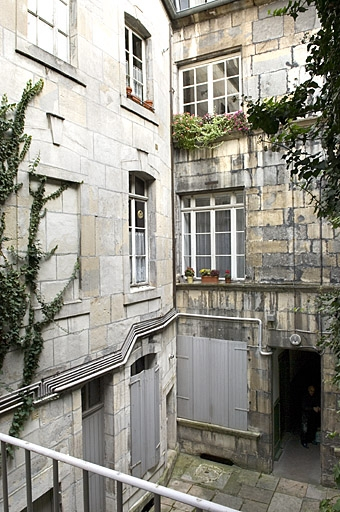 Façades sur cour depuis l'escalier à cage ouverte. © Jérôme Mongreville / Région Bourgogne-Franche-Comté, Inventaire du patrimoine - 2007