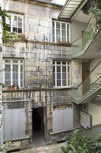 Vue d'ensemble de la façade sur cour du logis principal. © Jérôme Mongreville / Région Bourgogne-Franche-Comté, Inventaire du patrimoine - 2007