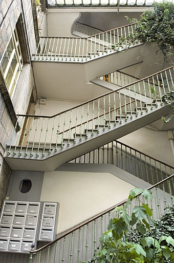 Vue de l'escalier à cage ouverte depuis la cour : partie supérieure. © Jérôme Mongreville / Région Bourgogne-Franche-Comté, Inventaire du patrimoine - 2007