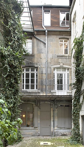 Vue d'ensemble de la façade principale du logis secondaire. © Jérôme Mongreville / Région Bourgogne-Franche-Comté, Inventaire du patrimoine - 2007