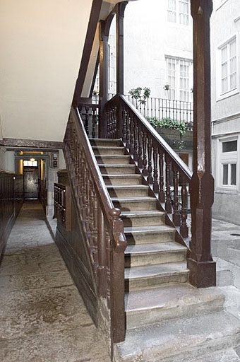 Vue du départ de l'escalier à cage ouverte depuis le couloir. © Jérôme Mongreville / Région Bourgogne-Franche-Comté, Inventaire du patrimoine - 2007