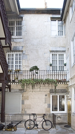 Vue d'ensemble de la façade antérieure du logis secondaire. © Jérôme Mongreville / Région Bourgogne-Franche-Comté, Inventaire du patrimoine - 2007