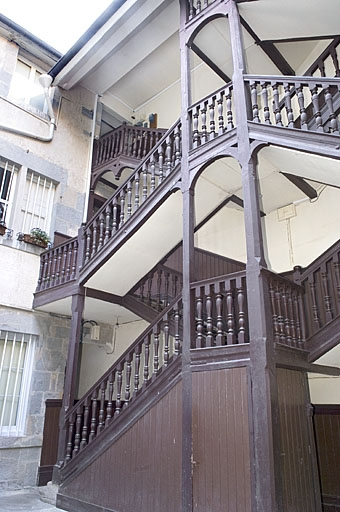 Vue d'ensemble de l'escalier à cage ouverte trois quarts droit. © Jérôme Mongreville / Région Bourgogne-Franche-Comté, Inventaire du patrimoine - 2007