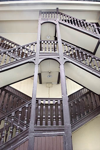 Vue d'ensemble de l'escalier à cage ouverte de face. © Jérôme Mongreville / Région Bourgogne-Franche-Comté, Inventaire du patrimoine - 2007