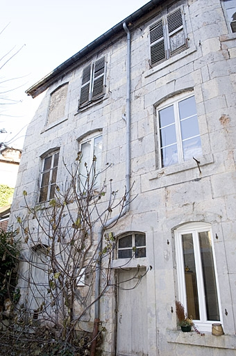 Vue d'ensemble de l'aile du logis secondaire dans la deuxième cour. © Jérôme Mongreville / Région Bourgogne-Franche-Comté, Inventaire du patrimoine - 2007