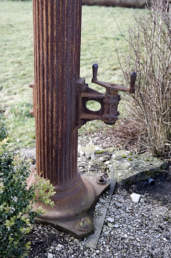 Manivelle à la base du fût. © Yves Sancey / Région Bourgogne-Franche-Comté, Inventaire du patrimoine - 2007