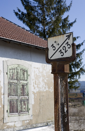 Face côté Andelot-en-Montagne. Le panneau signale que la voie est en rampe (pente ascendante) de 3 mm / m sur 323 m. © Yves Sancey / Région Bourgogne-Franche-Comté, Inventaire du patrimoine - 2007