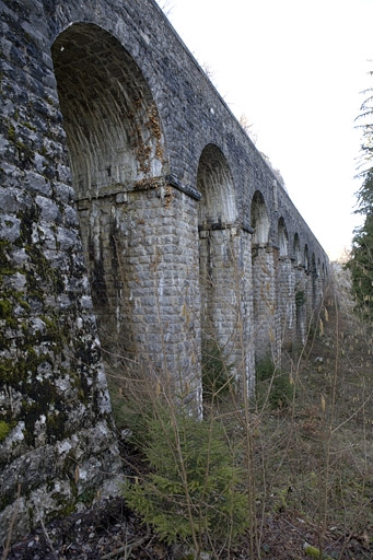 Deuxième mur à arcades : vue en enfilade, depuis le côté La Cluse. Mur débutant au PK 020.411. © Yves Sancey / Région Bourgogne-Franche-Comté, Inventaire du patrimoine - 2007 Deuxième mur à arcades : vue en enfilade, depuis le côté La Cluse. Mur débutant au PK 020.411. © Yves Sancey / Région Bourgogne-Franche-Comté, Inventaire du patrimoine - 2007