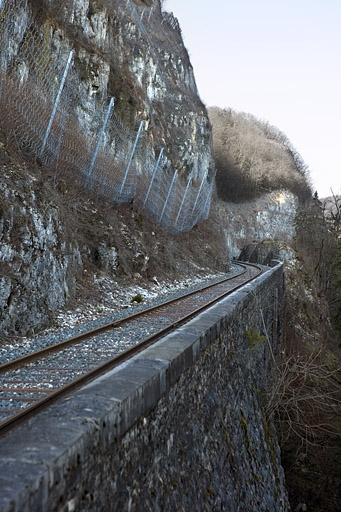 Mur de soutènement vers la vallée, depuis le côté La Cluse. © Yves Sancey / Région Bourgogne-Franche-Comté, Inventaire du patrimoine - 2007 Mur de soutènement vers la vallée, depuis le côté La Cluse. © Yves Sancey / Région Bourgogne-Franche-Comté, Inventaire du patrimoine - 2007