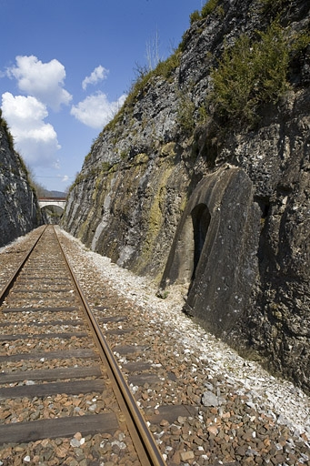Vue d'ensemble de la tranchée, depuis le côté La Cluse (sud). A droite le cinquième abri. © Yves Sancey / Région Bourgogne-Franche-Comté, Inventaire du patrimoine - 2007