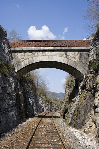 Vue d'ensemble, depuis la voie côté La Cluse (sud). © Yves Sancey / Région Bourgogne-Franche-Comté, Inventaire du patrimoine - 2007