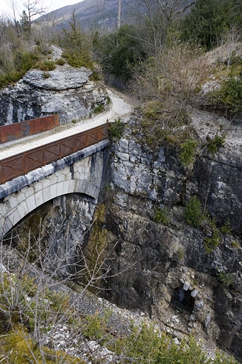 Vue plongeante sur le troisième abri (à gauche de la voie) et sur le pont. © Yves Sancey / Région Bourgogne-Franche-Comté, Inventaire du patrimoine - 2007