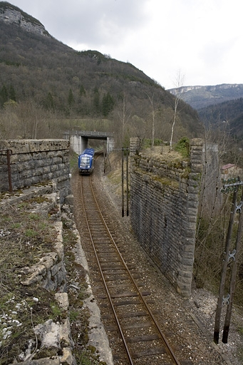 Pont du tacot et pont routier, depuis le côté La Cluse (ouest), avec autorail X 73500. © Yves Sancey / Région Bourgogne-Franche-Comté, Inventaire du patrimoine - 2007