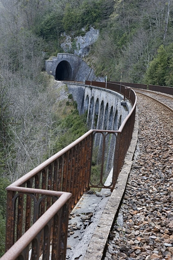 Vue d'ensemble, depuis l'extrémité du viaduc côté Andelot-en-Montagne (nord). © Yves Sancey / Région Bourgogne-Franche-Comté, Inventaire du patrimoine - 2007 Vue d'ensemble, depuis l'extrémité du viaduc côté Andelot-en-Montagne (nord). © Yves Sancey / Région Bourgogne-Franche-Comté, Inventaire du patrimoine - 2007