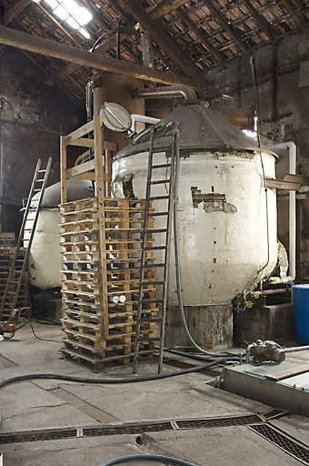 Ancien atelier de distillation. Alambics de 100 hl. © Jérôme Mongreville / Région Bourgogne-Franche-Comté, Inventaire du patrimoine - 2007
