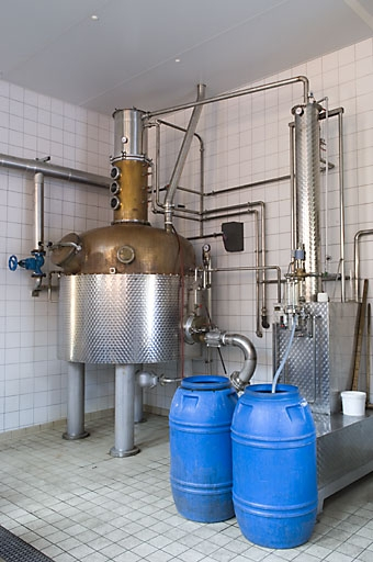 Atelier de distillation. Alambic Arnold Hosltein. © Jérôme Mongreville / Région Bourgogne-Franche-Comté, Inventaire du patrimoine - 2007