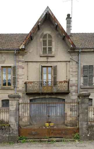 Façade antérieure. Pignon central. © Jérôme Mongreville / Région Bourgogne-Franche-Comté, Inventaire du patrimoine - 2007
