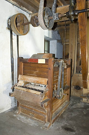 Rez-de-chaussée. Batteuse-nettoyeuse de sacs de jute H. et G. Rose Frères. © Jérôme Mongreville / Région Bourgogne-Franche-Comté, Inventaire du patrimoine - 2007