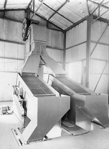 Atelier de concassage. Cribles vibrants. © Emile Hérissé / Région Bourgogne-Franche-Comté, Inventaire du patrimoine - 2007