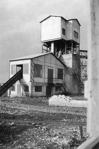 L'ensemble de concassage vu de trois quarts. © Emile Hérissé / Région Bourgogne-Franche-Comté, Inventaire du patrimoine - 2007