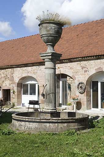 La fontaine. © Jérôme Mongreville / Région Bourgogne-Franche-Comté, Inventaire du patrimoine - 2007 La fontaine. © Jérôme Mongreville / Région Bourgogne-Franche-Comté, Inventaire du patrimoine - 2007