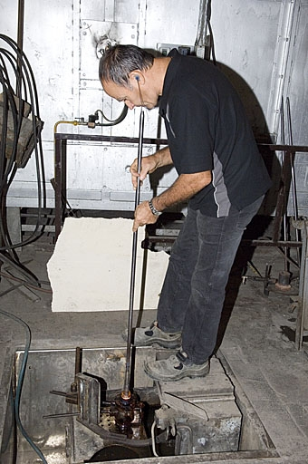 Soufflage dans le moule, dit "gamin mécanique". © Jérôme Mongreville / Région Bourgogne-Franche-Comté, Inventaire du patrimoine - 2007