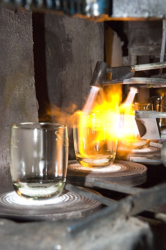 Flettage de verres (atelier Articles de table). © Jérôme Mongreville / Région Bourgogne-Franche-Comté, Inventaire du patrimoine - 2007