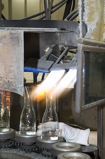 Flettage de carafes (atelier Articles de table). © Jérôme Mongreville / Région Bourgogne-Franche-Comté, Inventaire du patrimoine - 2007 Flettage de carafes (atelier Articles de table). © Jérôme Mongreville / Région Bourgogne-Franche-Comté, Inventaire du patrimoine - 2007