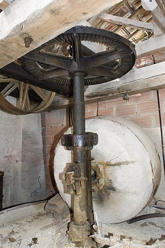 Meules de broyage de la terre (atelier dit pilerie). Détail de la transmission. © Jérôme Mongreville / Région Bourgogne-Franche-Comté, Inventaire du patrimoine - 2007