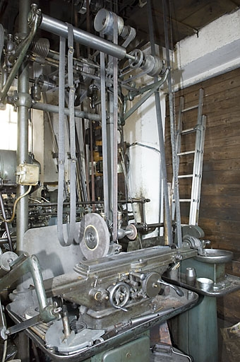 Rectifieuse cylindrique FSGT (F) et tour à meuler (E). © Jérôme Mongreville / Région Bourgogne-Franche-Comté, Inventaire du patrimoine - 2008