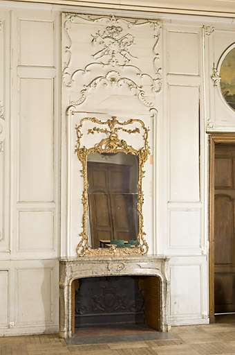 Vue d'ensemble de la cheminée à droite de l'entrée du salon. © Jérôme Mongreville / Région Bourgogne-Franche-Comté, Inventaire du patrimoine - 2008