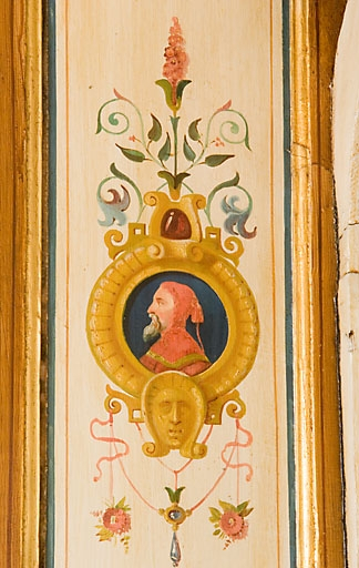 Cabinet : détail d'un décor, tête de profil dans un médaillon. © Jérôme Mongreville / Région Bourgogne-Franche-Comté, Inventaire du patrimoine - 2008