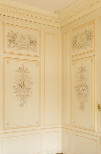 Salon : vue d'ensemble des panneaux avec les trophées représentant l'astronomie et la peinture. © Jérôme Mongreville / Région Bourgogne-Franche-Comté, Inventaire du patrimoine - 2008